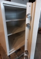 Sejf kasa pancerna Konsmetal KP 80 SE, 460kg, III klasa odporności uchylony