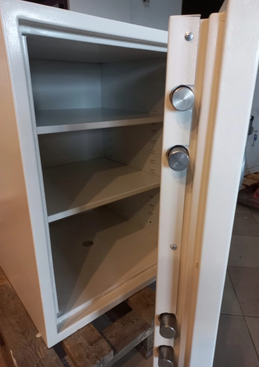 Sejf kasa pancerna Konsmetal KP 80 SE, 460kg, III klasa odporności uchylony
